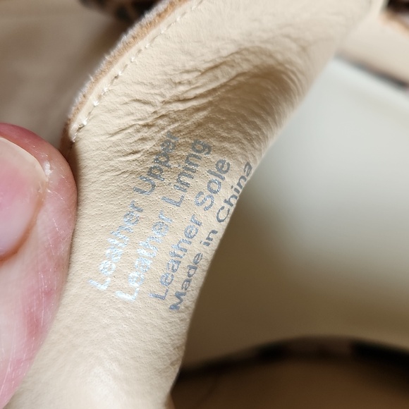 Deltan sz 9 Veronica Suede Tortoise Buckle Flared Block Heel Pumps Cream - Picture 13 of 13